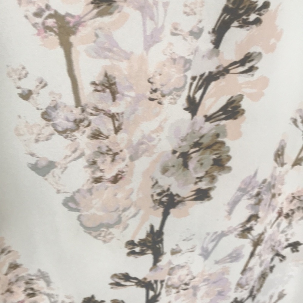 Blouse with small flowers designs. - Picture 2 of 6